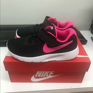 NWT Authentic  Nike toddler shoes